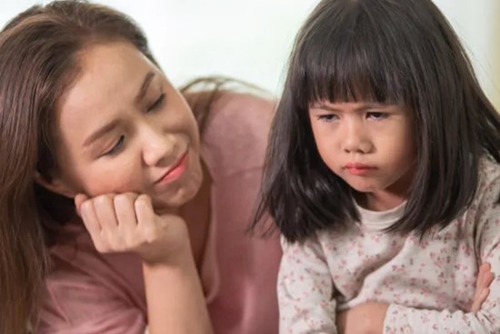 Thay vì lo điểm số, cha mẹ khôn ngoan giúp con làm tốt 6 điều này