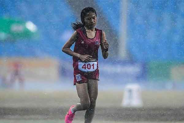 Khoảnh khắc CSGT Hải Phòng quạt liên tay ‘hạ nhiệt’ cho phụ huynh chờ con-3