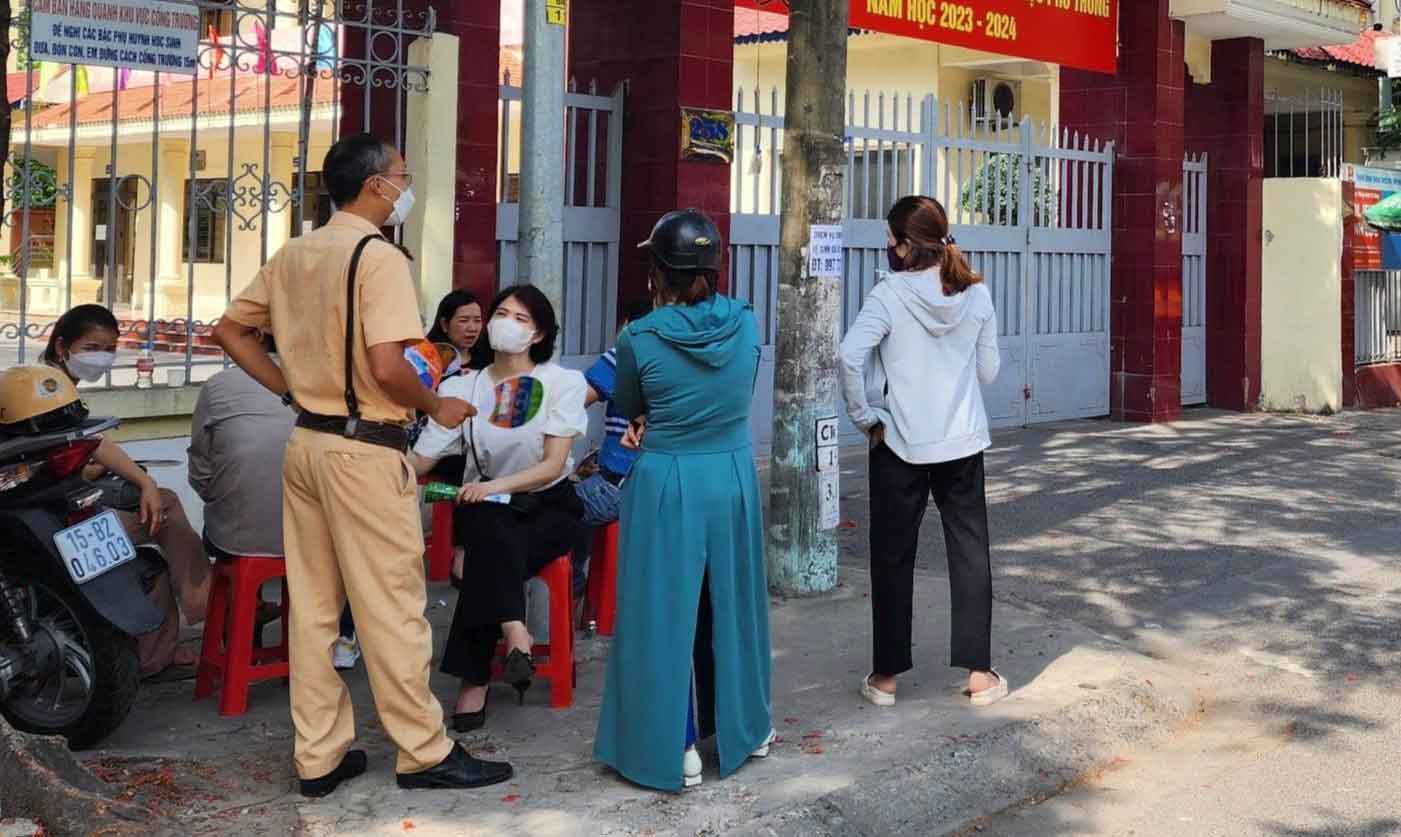 Khoảnh khắc CSGT Hải Phòng quạt liên tay ‘hạ nhiệt’ cho phụ huynh chờ con-1