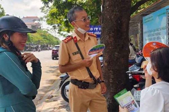 Khoảnh khắc CSGT Hải Phòng quạt liên tay ‘hạ nhiệt’ cho phụ huynh chờ con