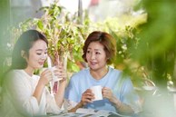Khi cô giúp việc khoe ảnh con trai, tôi sửng sốt vì biết 1 chuyện bí mật