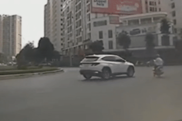 Ôtô hất tung xe máy khi qua bùng binh
