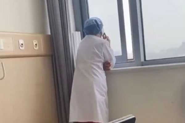 Bác sĩ đứng nói chuyện điện thoại suốt 20 phút mặc bệnh nhân chờ đợi-1