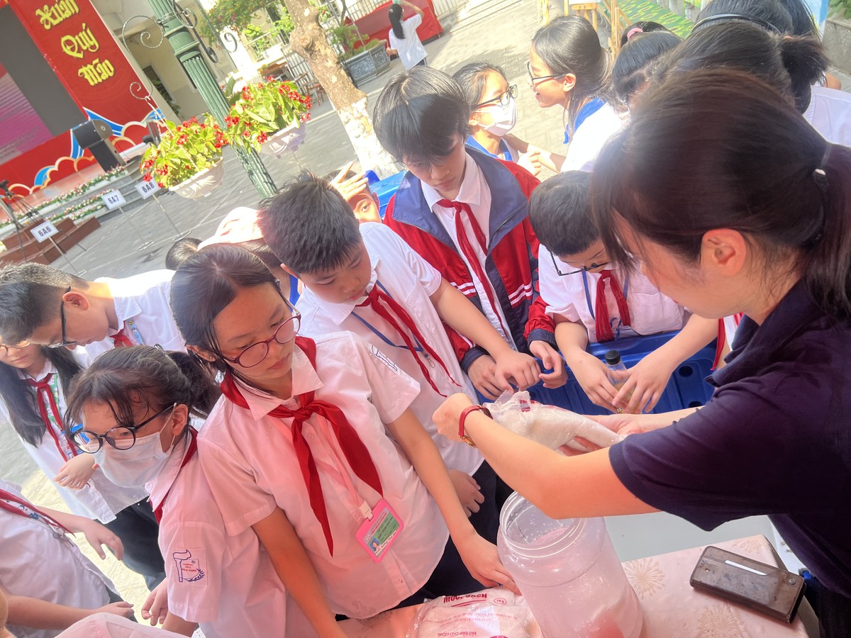 Cuối năm học, phụ huynh oằn lưng gánh phí-1