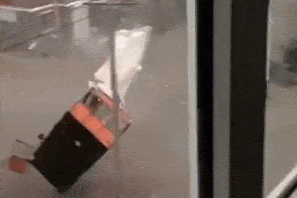 Nước bắn từ ôtô 16 chỗ trùm kín xe con giữa trời mưa-1