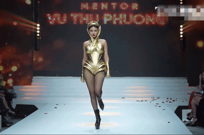 Vũ Thu Phương gây tranh cãi với màn catwalk mổ cò-1