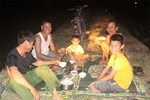 'Chảo lửa' Nghệ An mất điện, bố soi đèn đút cơm cho con ngoài đồng