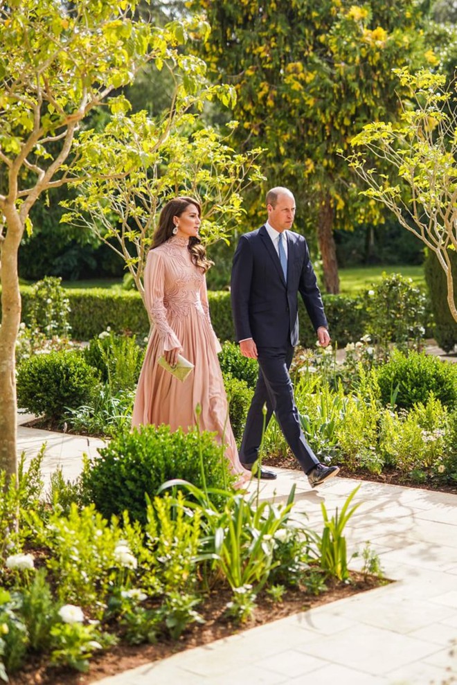 Cận cảnh đám cưới của Thái tử Jordan: Cặp đôi hoàng gia gây ấn tượng trong khung cảnh hôn lễ giản dị-1