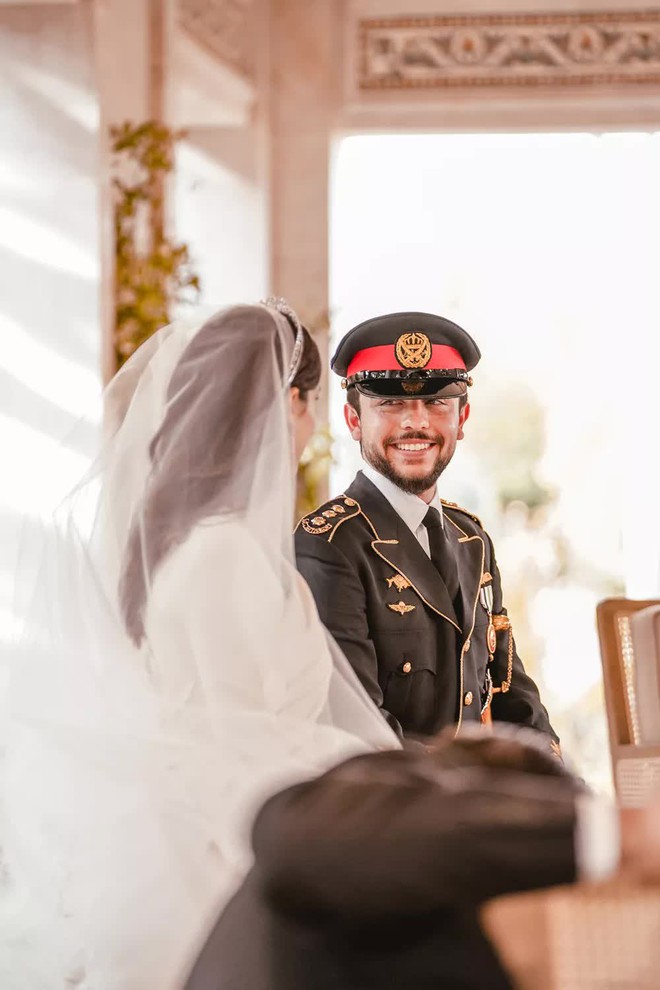 Cận cảnh đám cưới của Thái tử Jordan: Cặp đôi hoàng gia gây ấn tượng trong khung cảnh hôn lễ giản dị-8