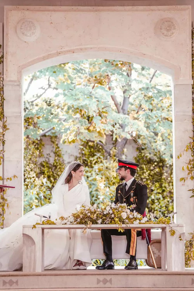 Cận cảnh đám cưới của Thái tử Jordan: Cặp đôi hoàng gia gây ấn tượng trong khung cảnh hôn lễ giản dị-9
