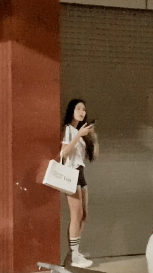 Khoảnh khắc Doãn Hải My lặng lẽ chờ Văn Hậu, vóc dáng khó rời mắt-1