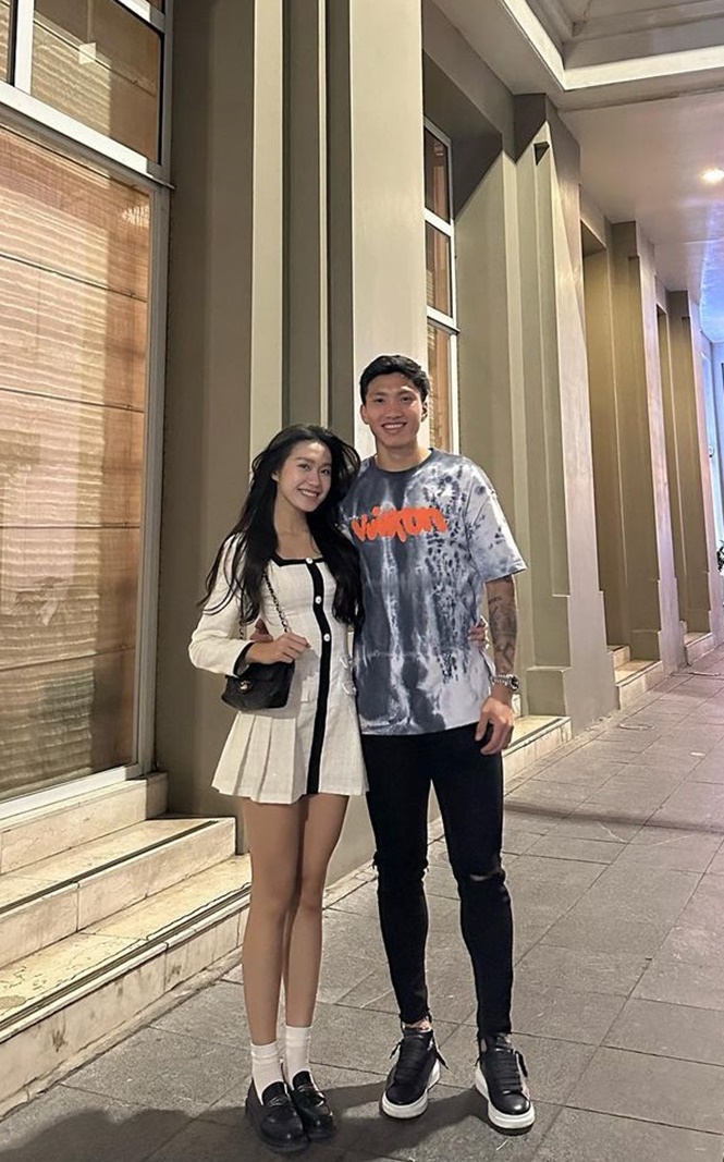 Khoảnh khắc Doãn Hải My lặng lẽ chờ Văn Hậu, vóc dáng khó rời mắt-3