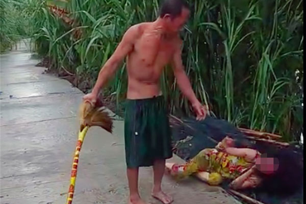 Clip: Đánh vợ giữa phố, người đàn ông bị thanh niên tung đòn hạ gục-1