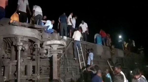Hiện trường vụ tai nạn tàu hoả thảm khốc khiến hơn 1.100 người thương vong ở Ấn Độ-1