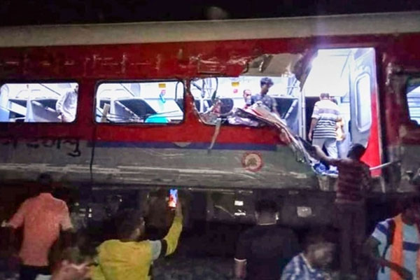 Nạn nhân sống sót trong tai nạn 3 tàu đâm vào nhau ở Ấn Độ: 15 người đè lên tôi-1