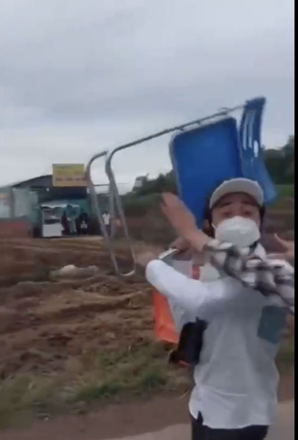 Phẫn nộ trước clip ghi lại cảnh đối tượng chặn đầu và đập vỡ kính xe cấp cứu-1