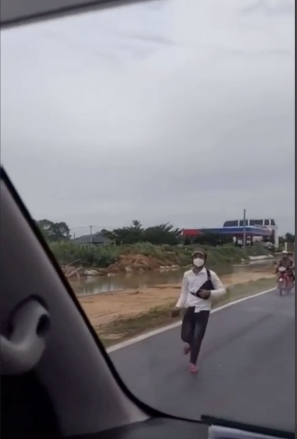 Phẫn nộ trước clip ghi lại cảnh đối tượng chặn đầu và đập vỡ kính xe cấp cứu-2