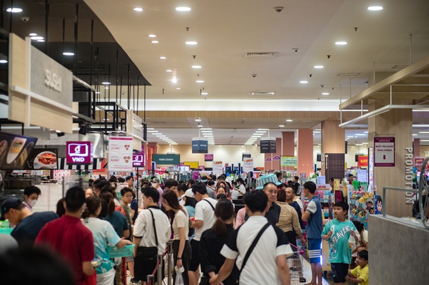 Hà Nội: Người dân đổ xô vào trung tâm thương mại tránh nắng nóng hầm hập kèm mất điện-1