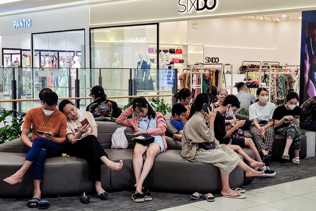 Hà Nội: Người dân đổ xô vào trung tâm thương mại tránh nắng nóng hầm hập kèm mất điện-2