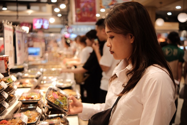 Hà Nội: Người dân đổ xô vào trung tâm thương mại tránh nắng nóng hầm hập kèm mất điện-3