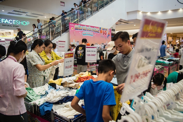 Hà Nội: Người dân đổ xô vào trung tâm thương mại tránh nắng nóng hầm hập kèm mất điện-4