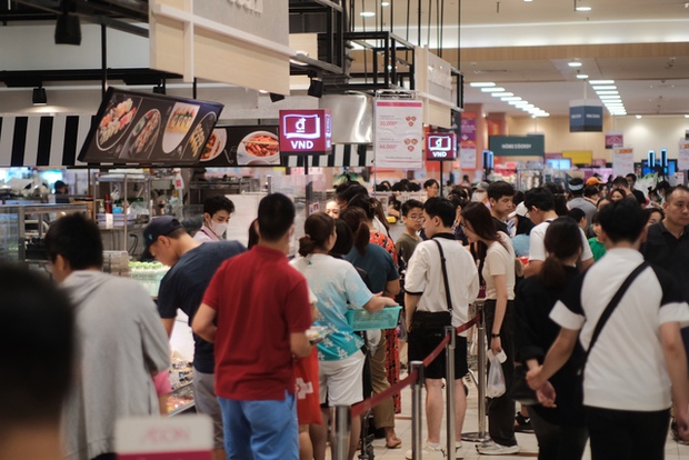 Hà Nội: Người dân đổ xô vào trung tâm thương mại tránh nắng nóng hầm hập kèm mất điện-6