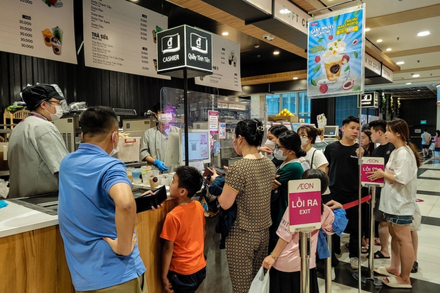 Hà Nội: Người dân đổ xô vào trung tâm thương mại tránh nắng nóng hầm hập kèm mất điện-7