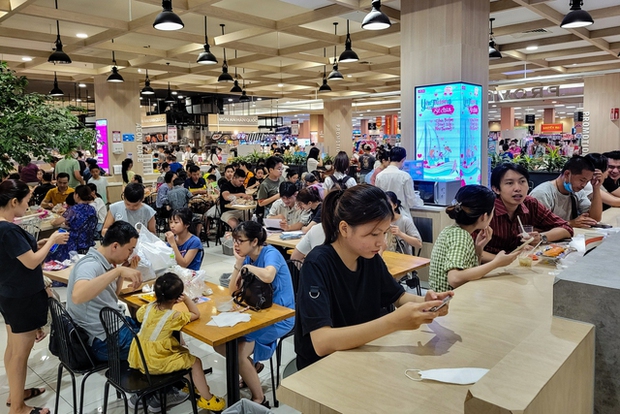 Hà Nội: Người dân đổ xô vào trung tâm thương mại tránh nắng nóng hầm hập kèm mất điện-8