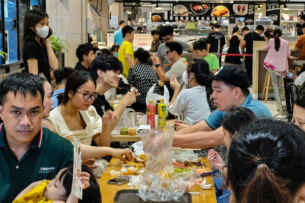 Hà Nội: Người dân đổ xô vào trung tâm thương mại tránh nắng nóng hầm hập kèm mất điện-9