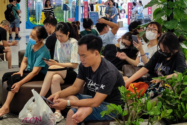 Hà Nội: Người dân đổ xô vào trung tâm thương mại tránh nắng nóng hầm hập kèm mất điện-10