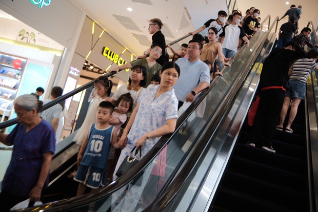 Hà Nội: Người dân đổ xô vào trung tâm thương mại tránh nắng nóng hầm hập kèm mất điện-11