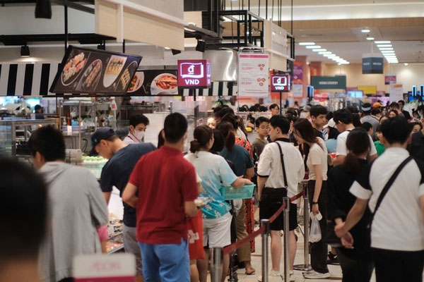 Chảo lửa Nghệ An lại mất điện, người dân đổ ra đường ăn cơm, hóng mát-10