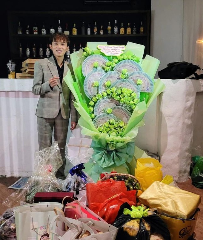 Sao Việt được khán giả tặng cả xấp tiền, vàng: Trò lố hay khoe mẽ?-1