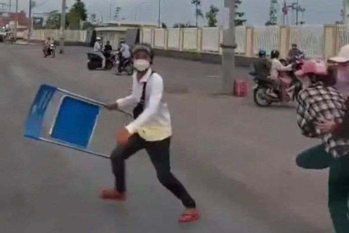 Thanh niên say rượu đập vỡ kính xe cứu thương có thể bị truy cứu trách nhiệm hình sự-1