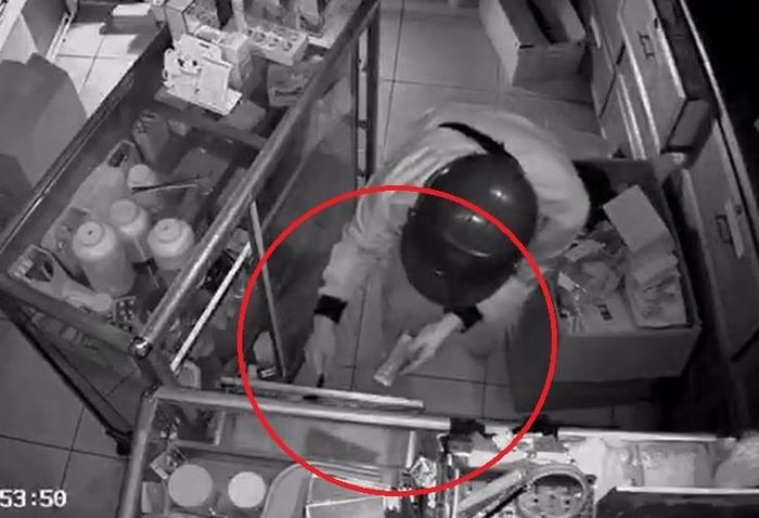 Cảnh trộm cắt ổ khóa chui vào tiệm thuốc tây và cửa hàng xổ số-1