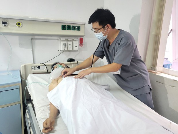 Ăn nấm mọc từ xác nhộng ve sầu, 6 người nhập viện-1