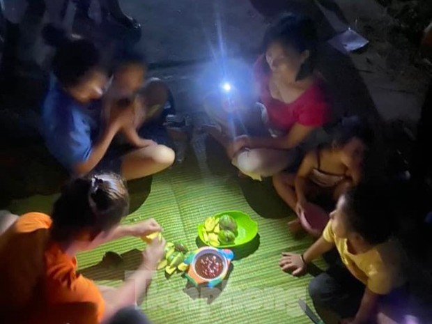 Chảo lửa Nghệ An lại mất điện, người dân đổ ra đường ăn cơm, hóng mát-7