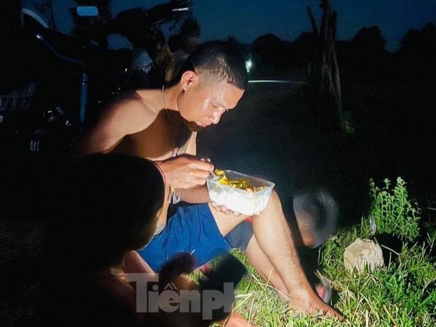 Chảo lửa Nghệ An lại mất điện, người dân đổ ra đường ăn cơm, hóng mát-6