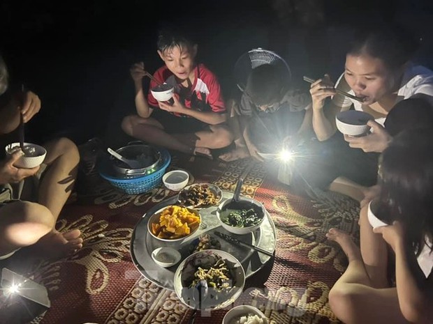 Chảo lửa Nghệ An lại mất điện, người dân đổ ra đường ăn cơm, hóng mát-5