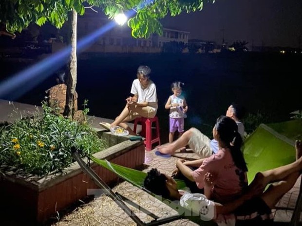 Chảo lửa Nghệ An lại mất điện, người dân đổ ra đường ăn cơm, hóng mát-4