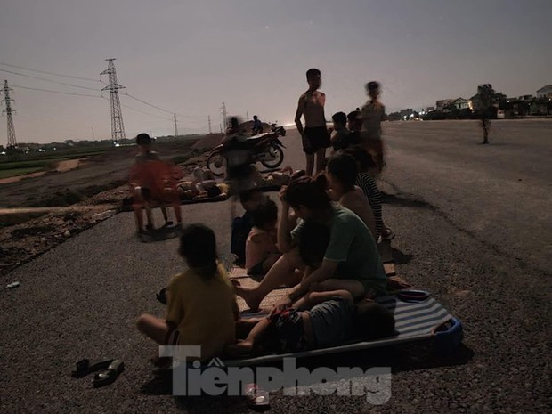 Chảo lửa Nghệ An lại mất điện, người dân đổ ra đường ăn cơm, hóng mát-3