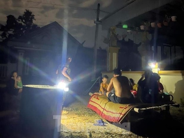 Chảo lửa Nghệ An lại mất điện, người dân đổ ra đường ăn cơm, hóng mát-2