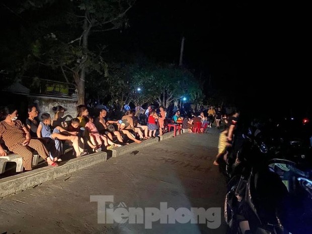 Chảo lửa Nghệ An lại mất điện, người dân đổ ra đường ăn cơm, hóng mát-1