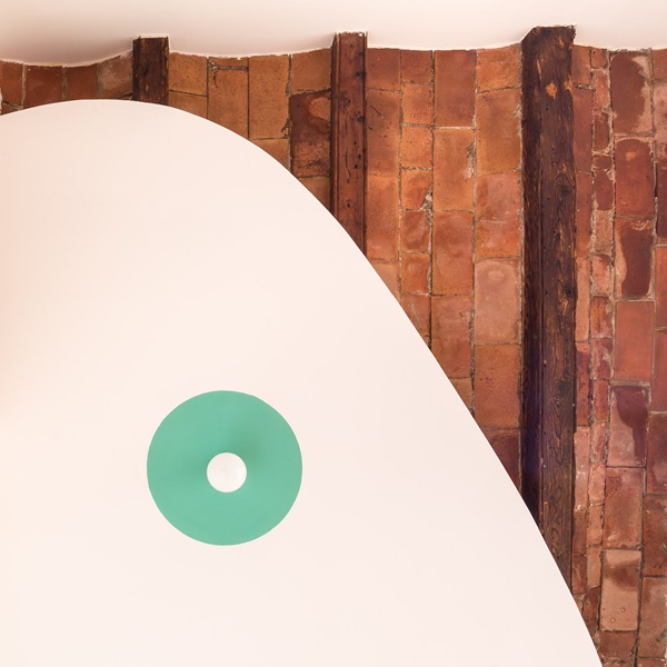 Căn hộ nhỏ trên tầng áp mái hút mắt người nhìn nhờ kết hợp hài hòa các cách trang trí-4