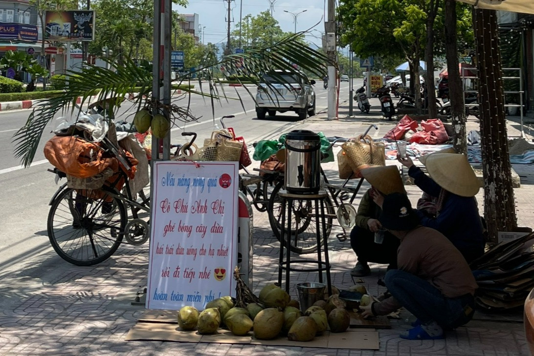 Nước dừa miễn phí ngày nắng nóng: Chủ quán không sợ bị nói làm màu-1