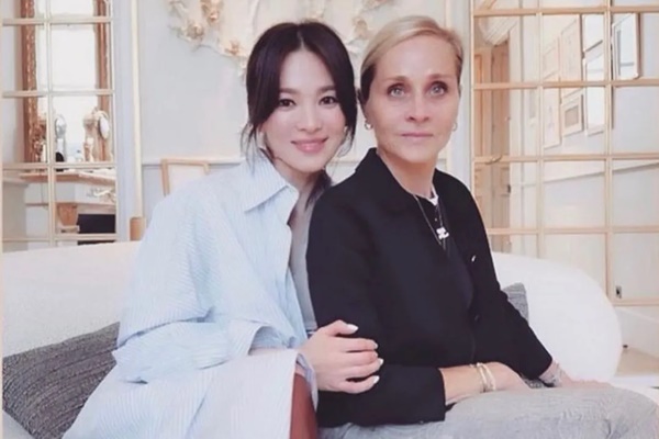 Mỹ nhân vạn người săn đón hát quán bar, bị chê như bà thím ở tuổi 47-7