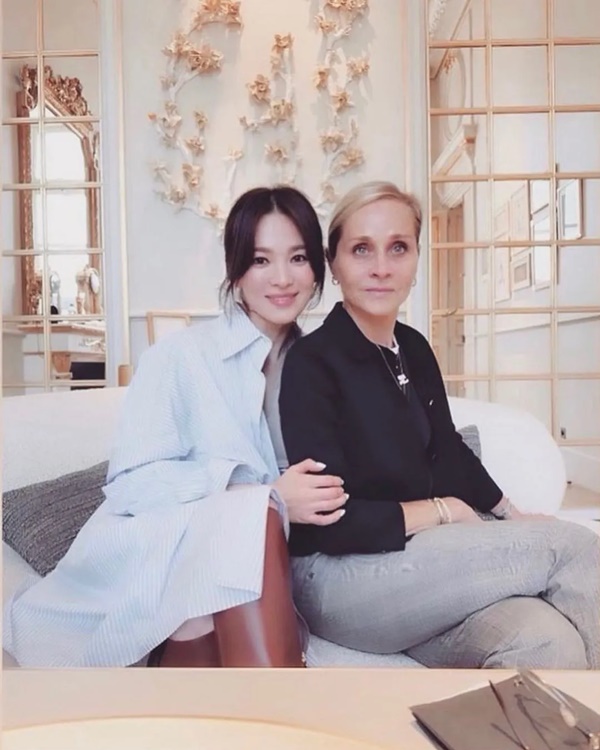 Cận cảnh nhan sắc của Song Hye Kyo giữa Paris, hé lộ mối quan hệ với nhân vật cực kỳ quyền lực-1