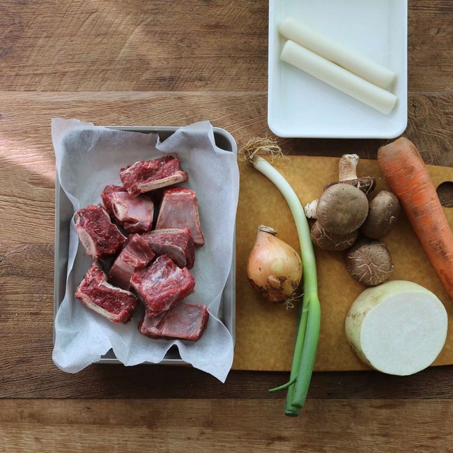 Mách bạn cách làm món sườn bò hầm thơm ngon, siêu đơn giản-1