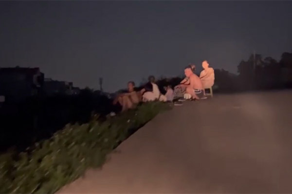 Quái xế bốc đầu xe rồi lao vào ôtô tải-1