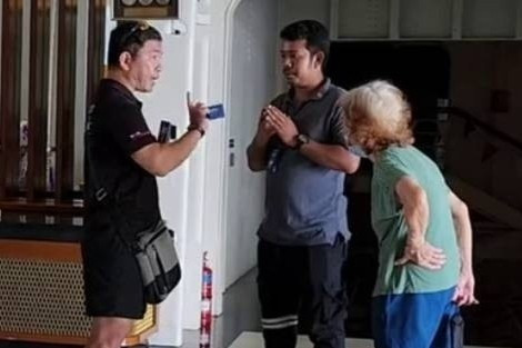 Mẹ già đi lạc lúc nửa đêm, người con có hành động gây phẫn nộ-1